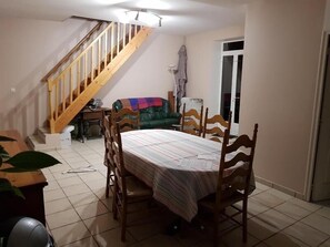 Dining - Duplex paisible avec jardin privé, proche Montargis et Pithiviers, idéal pour couple ou pro (Lorcy)