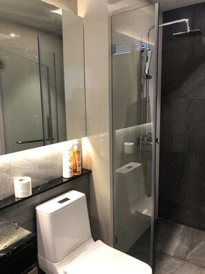 Comfort-Apartment | Badezimmer | Dusche, Regendusche, Haartrockner, Bidet