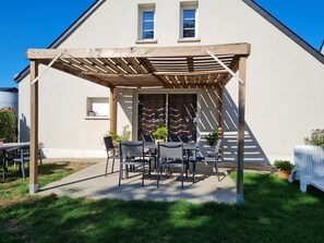 Outdoor dining - Cozy Farmhouse Stay: 5 Guests, Scenic Views, Near Loire Valley Castles (Cravant)