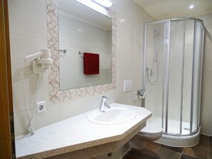 Shower, hair dryer, towels - Columbine No. 3 - Apartments Windschnur (Mayrhofen)