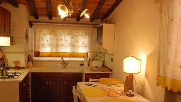 Kühlschrank, Mikrowelle, Herdplatte, Wasserkocher mit Kaffee-/Teezubehör