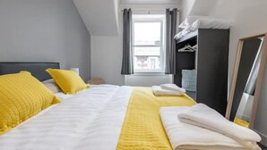 Et moderne hotelværelse med seng, et vindue og et garderobeskab.
