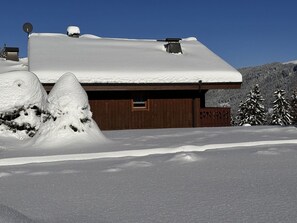 Property grounds - Spacious 4-Room Chalet for 8: Wi-Fi, Parking, Near Spa & Ski Bus (Les Carroz d'Arâches)