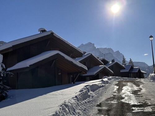 Spacious 4-Room Chalet for 8: Wi-Fi, Parking, Near Spa & Ski Bus