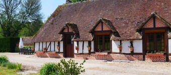 Cottage Sologne with private pond view, fishing, near Chambord