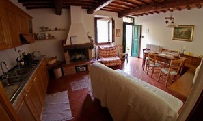 Téléviseur, foyer, table de ping-pong