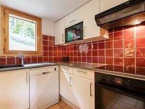 Frigorífico, microondas, horno y lavavajillas