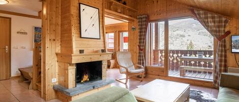 Flat-screen TV, fireplace