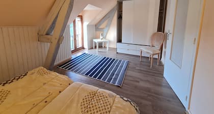 Charming Farmhouse Near Woods & Canal - Ideal for Families, Sleeps 9