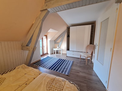 Charming Farmhouse Near Woods & Canal - Ideal for Families, Sleeps 9
