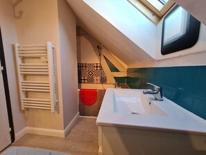 Bathroom - Charming Farmhouse Near Woods & Canal - Ideal for Families, Sleeps 9 (Vieilles-Maisons-sur-Joudry)