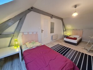 4 bedrooms, free WiFi, bed sheets - Charming Farmhouse Near Woods & Canal - Ideal for Families, Sleeps 9 (Vieilles-Maisons-sur-Joudry)