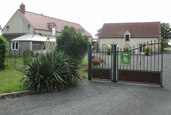 Exterior - Charming Farmhouse Near Woods & Canal - Ideal for Families, Sleeps 9 (Vieilles-Maisons-sur-Joudry)
