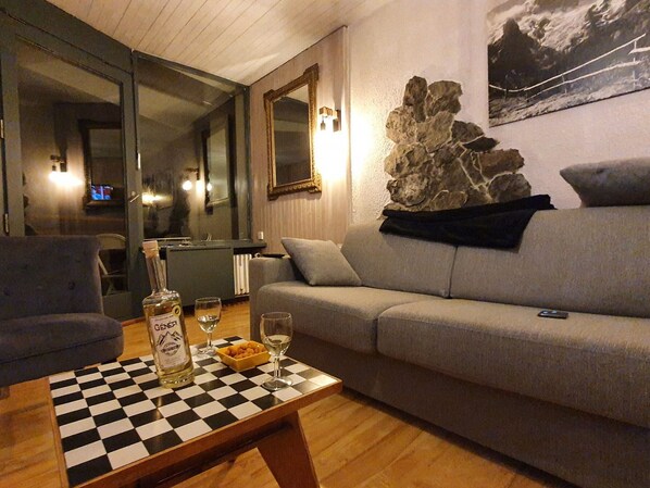 TV, fireplace