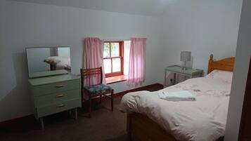 Rumah | 4 kamar tidur, setrika/meja setrika, Wi-Fi gratis, dan seprai linen