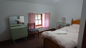 House | 4 bedrooms, iron/ironing board, free WiFi, bed sheets - 4-bed Property in Converted Coach House in Turriff (Turriff)