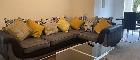 Rumah, Beberapa Tempat Tidur | Ruang keluarga