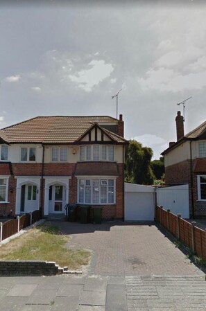 Exterior - The 5 bed House With Spacious Rooms and Lounge (Coventry)
