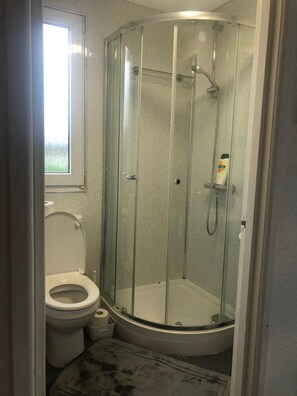 House, Multiple Beds | Bathroom | Shower, hair dryer, towels - The 5 bed House With Spacious Rooms and Lounge (Coventry)