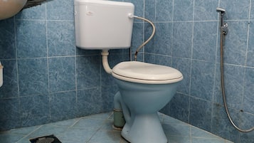 Chambre Simple Standard | Salle de bain | Douche, articles de toilette gratuits, bidet, serviettes fournies