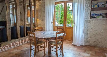 Charmante Maison Rurale avec Terrasse Privative, Proche A.77 et A.19, entre GĂątinais et Fontainebleau