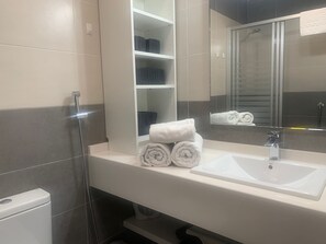 Suihku, hiustenkuivaaja, pyyhkeet