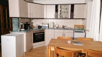 Apartemen | Dapur pribadi | Lemari es, microwave, oven, dan kompor