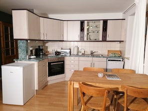 Apartamento | Cozinha privada | Geladeira, micro-ondas, fogão, cooktop
