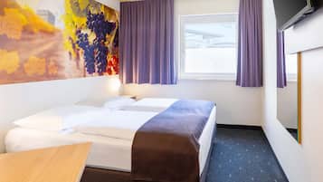 Desk, soundproofing, free WiFi, bed sheets