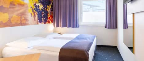 Desk, soundproofing, free WiFi, bed sheets