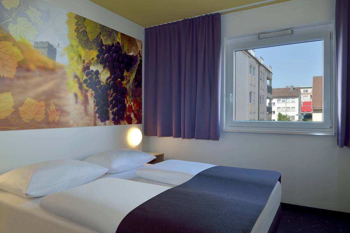 Escrivaninha, quartos à prova de som, Wi-Fi de cortesia, roupa de cama