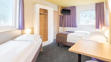 Desk, soundproofing, free WiFi, bed sheets