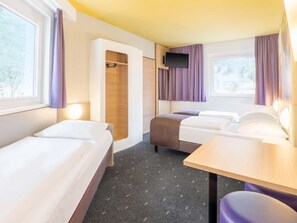 Desk, soundproofing, free WiFi, bed sheets