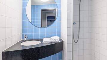 Dusche, Haartrockner, Handtücher