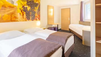 Triple Room | Desk, soundproofing, free WiFi, bed sheets