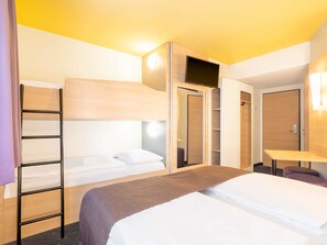 A hotel room with a bunk bed, a desk, a wardrobe, and a bathroom. - B&B Hotel Heilbronn (Heilbronn)