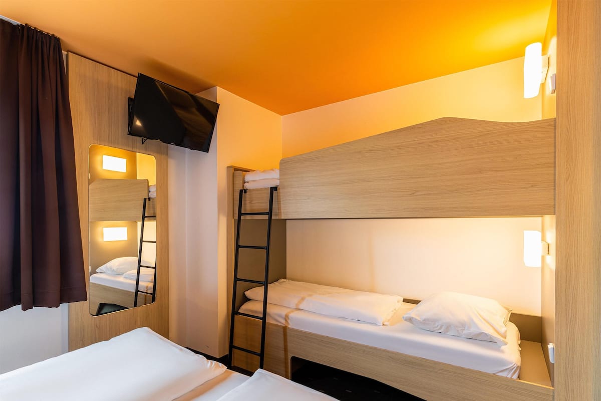 Habitació quàdruple | 1 dormitori, habitacions insonoritzades, wifi gratuïta i roba de llit