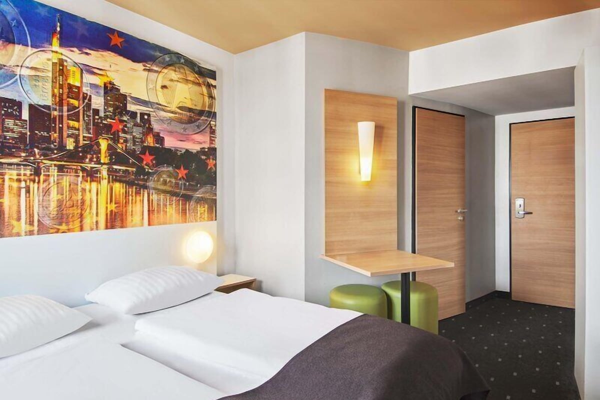 Hypo-allergenic bedding, desk, soundproofing, free WiFi
