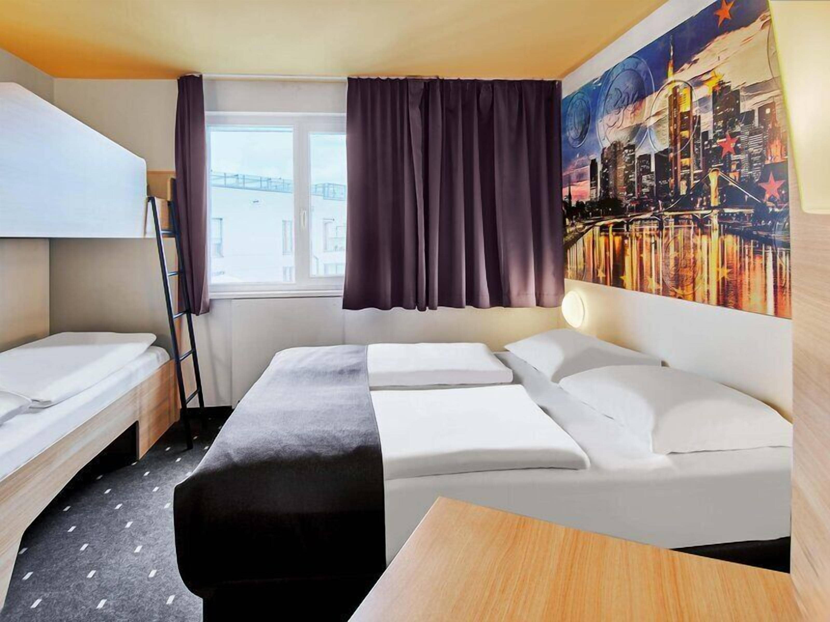 Family Room | Hypo-allergenic bedding available, desk, soundproofing, WiFi (free)