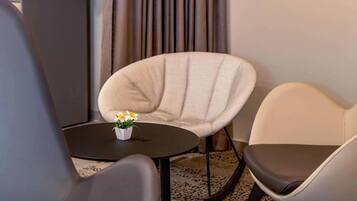 Allergikerbettwaren, Schreibtisch, schallisolierte Zimmer