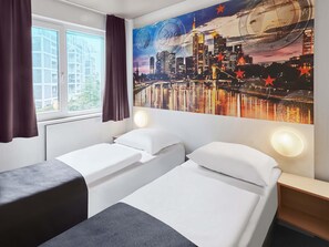 Hypo-allergenic bedding, desk, soundproofing, free WiFi