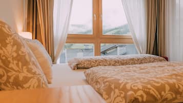 3 habitaciones y tabla de planchar con plancha