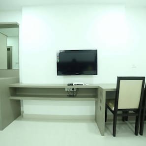 Room, 5 Bedrooms, Accessible, Smoking | Interior
