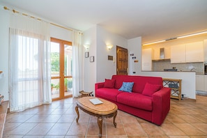 Appartement, 3 chambres, fumeur, balcon | Aire de séjour | Livres