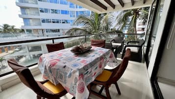 Apartment, 2 Bedrooms, Smoking, Ocean View | Tempat makan luar