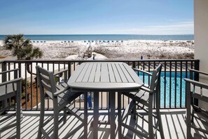 Outdoor dining - Sea Oats 305/🌊Gulf Front/ 🏖️Beach Service (Fort Walton Beach)