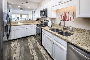 冷蔵庫、電子レンジ、オーブン、コンロ