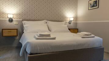 1 camera, una scrivania