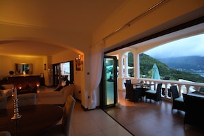 Villa, 4 Schlafzimmer, Raucher, eigener Pool | Wohnzimmer | Bücher