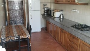 Kaffe- och tebryggare, mikrovågsugn och grytor/köksredskap